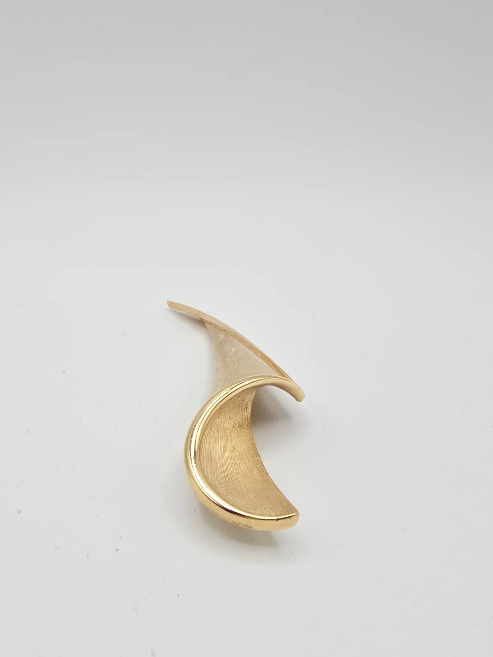 VTG Crown Trifari Brooch Gold Tone Ribbon Pin Brushed Finish Modernist 3.5